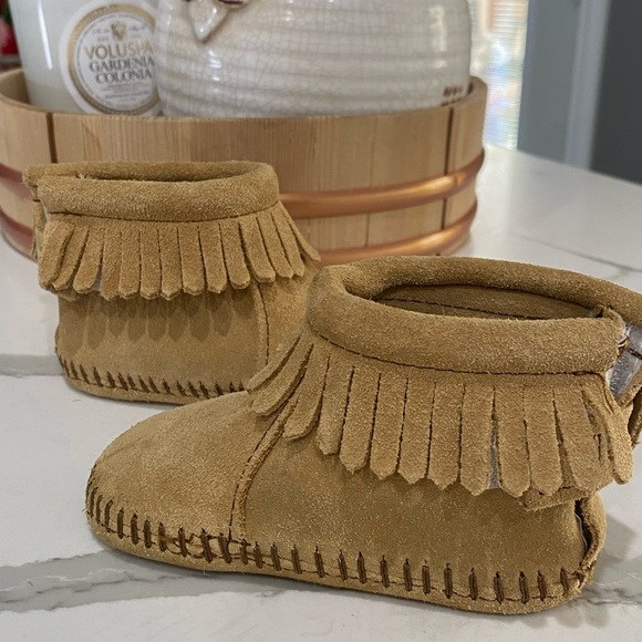 MINNETONKA booties flap back infant size 2 - Picture 3 of 9